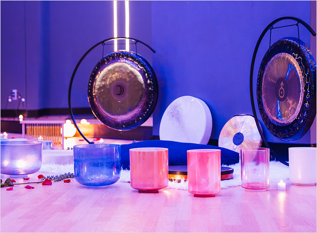 Gongs, sounding bowls and pillows.